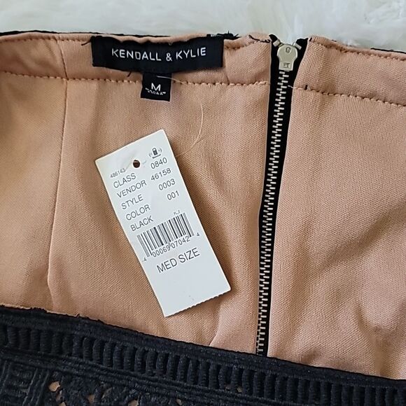 New Kendall & Kylie Black Lace Mini Skirt Size Medium - Picture 4 of 6